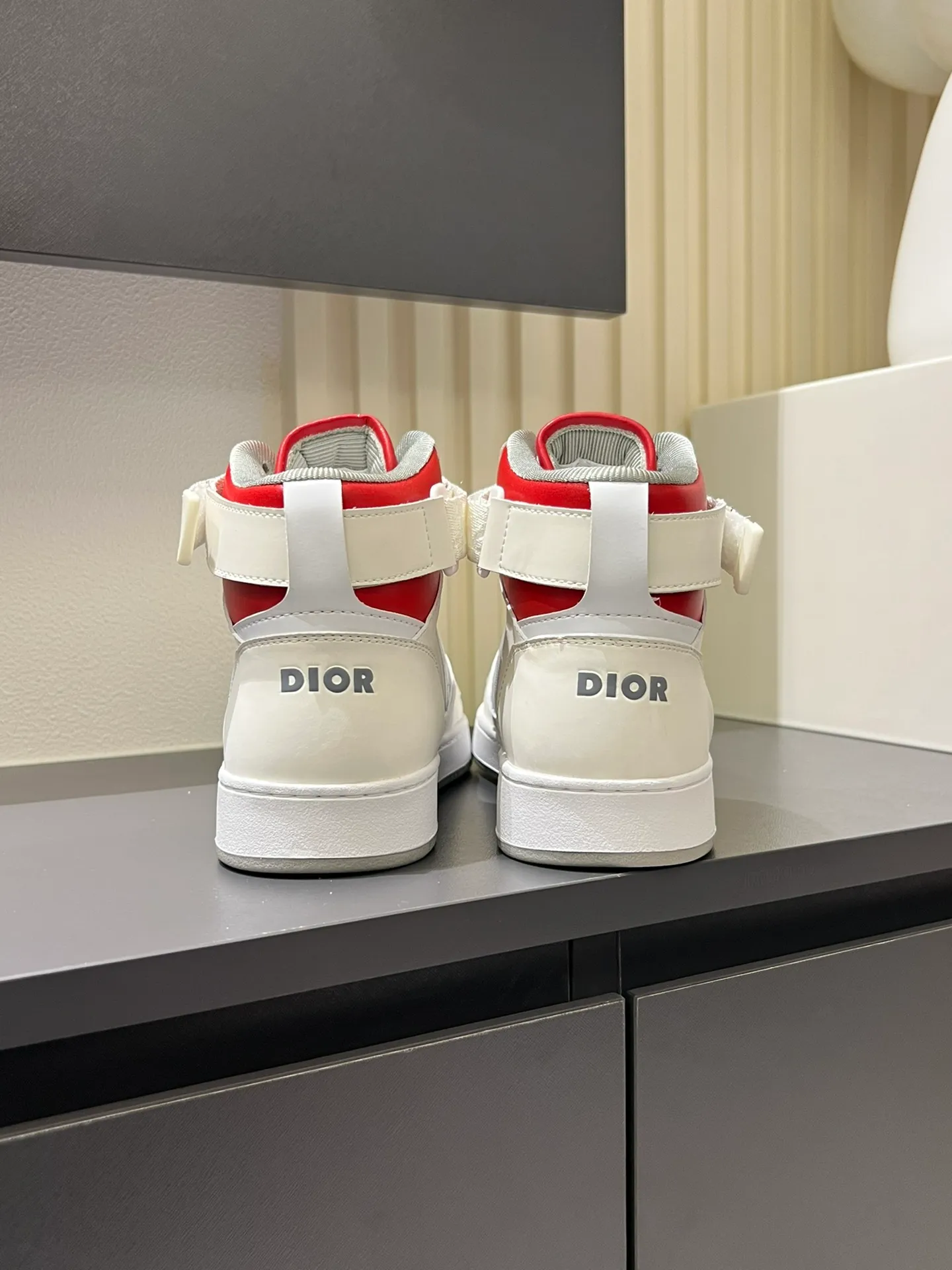 Men's shoes 💰p460 "Dio*" mid-top B27 casual sneakers. This B27 high-top sneaker is a new product in the series and continues Di*r's classic style. Crafted from gray and white smooth calf leather with beige and black Oblique print panels on the sides. The "CD Icon" shaped shoelace eyelets are clever and delicate, and the two-color rubber sole, rear collar and heel are all equipped with the brand's iconic details to enhance the style. Oblique printed straps at the ankle allow for an adjustable fit to complement the overall design. Fashionable and versatile, it can complement any look. Create an exquisite design with unique dynamic vitality and modern atmosphere, presented in low-top and high-top styles. This new must-have shoe adds a new dimension to Dior's archive heritage, embodying modern elegance. Purchase the original version and make it 1:1. If you need top quality, please come to me! Male 38-44!